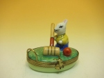 クリケットで遊ぶウサギ